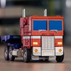 Hasbro Robosen The Robot Company Transformers Interactive Auto-Converting Robot Optimus Prime -Negozio Di Modellismo robosen the robot company transformers interactive auto converting robot optimus prime 11
